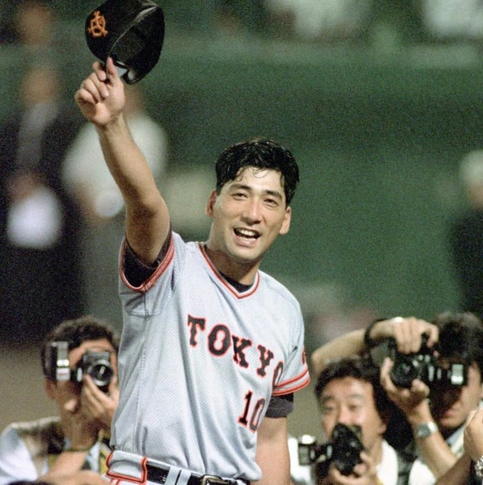 １９９２年７月のオールスター第３戦で最優秀選手賞を獲得し、ファンの声援にこたえる駒田徳広さん＝仙台