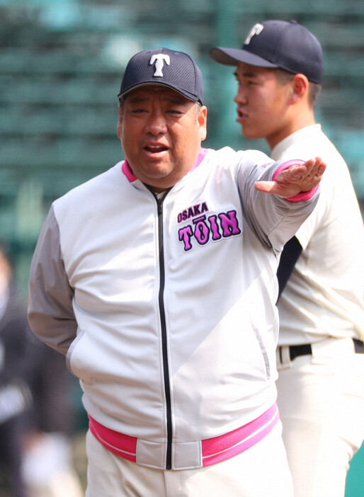 甲子園練習で選手に指示する大阪桐蔭の西谷浩一監督＝阪神甲子園球場で2024年3月14日、滝川大貴撮影