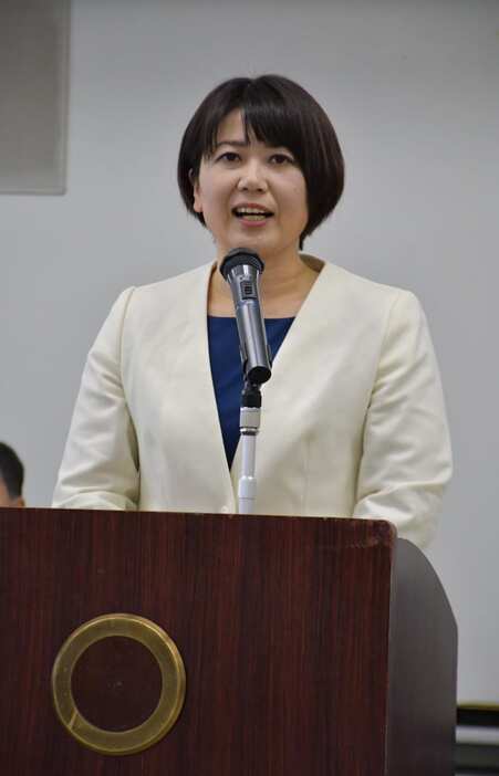 前橋市役所で当選証書を受け取った後、あいさつする小川晶氏＝２月５日、前橋市役所