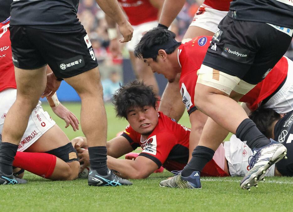 BL東京―BR東京　後半、勝ち越しトライを決めたBL東京・真野（下）＝秩父宮