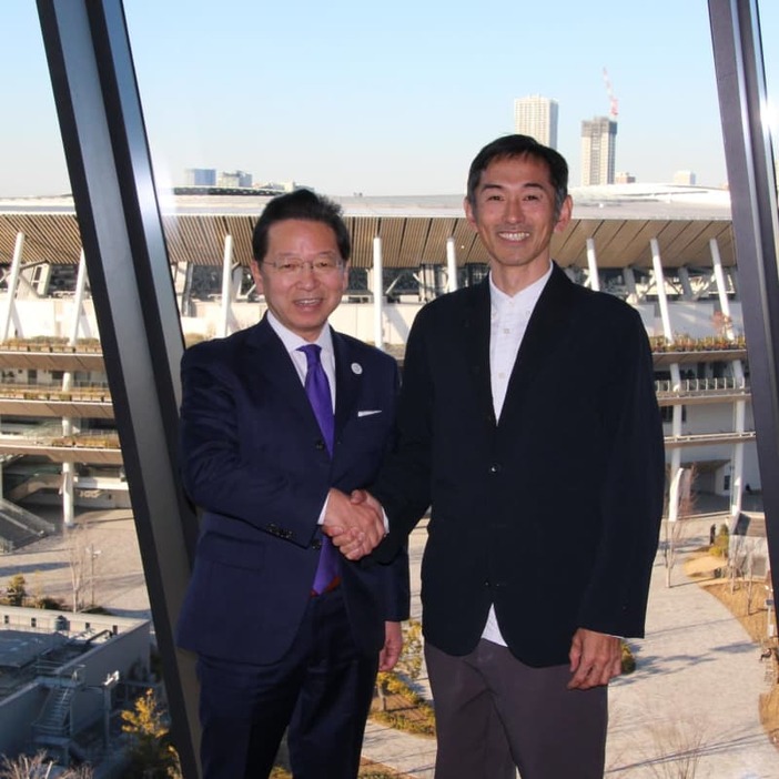 為末大さん（右）と日本山岳・スポーツクライミング協会の丸誠一郎会長＝１月３０日、東京都新宿区のジャパン・スポーツ・オリンピック・スクエア