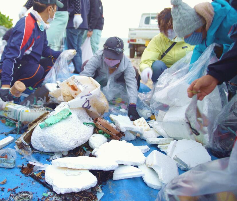 海岸清掃活動で集められた発泡スチロールのごみ＝2020年12月、沖縄県石垣市