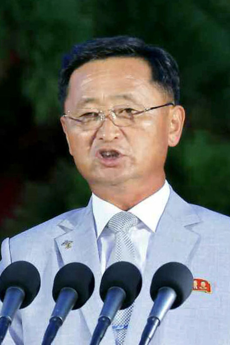 昨年9月、北朝鮮建国75年記念の中央報告大会で報告する金徳訓首相（コリアメディア提供・共同）