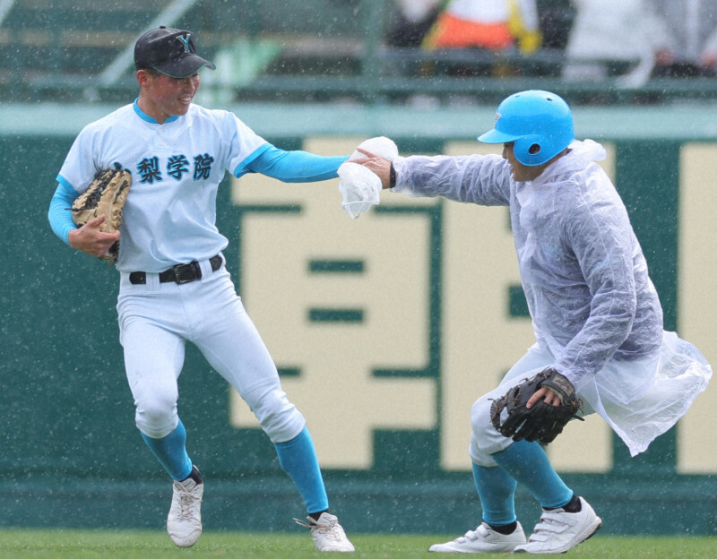 【京都外大西－山梨学院】強風でグラウンドにゴミが飛散し、試合が中断される場面があった＝阪神甲子園球場で2024年3月20日、吉田航太撮影