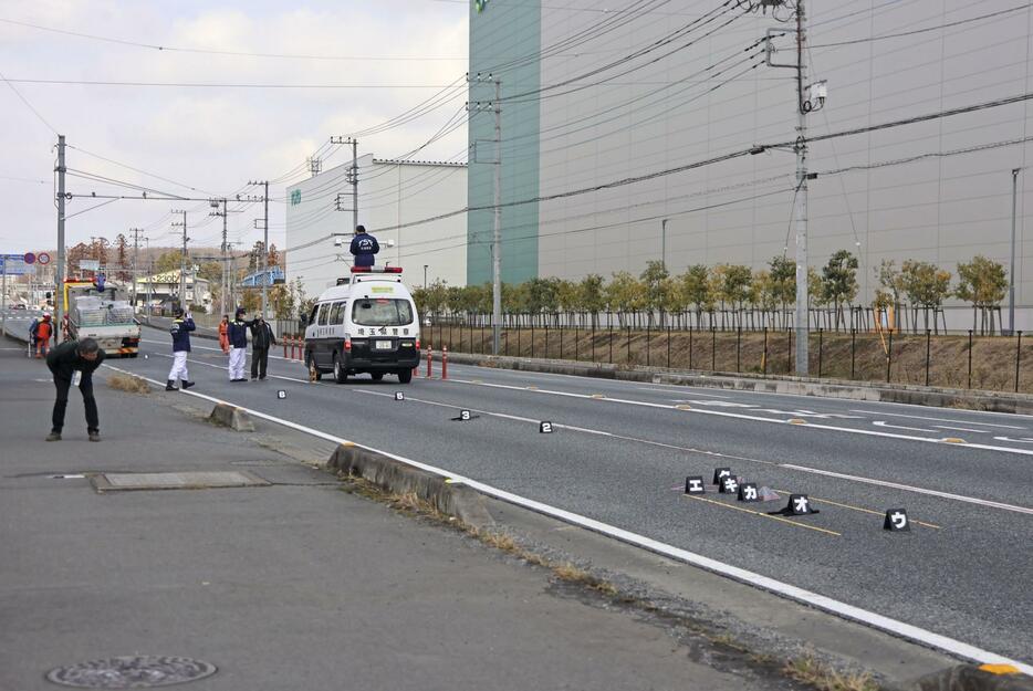 男児が倒れていた国道＝8日午前11時46分、埼玉県東松山市