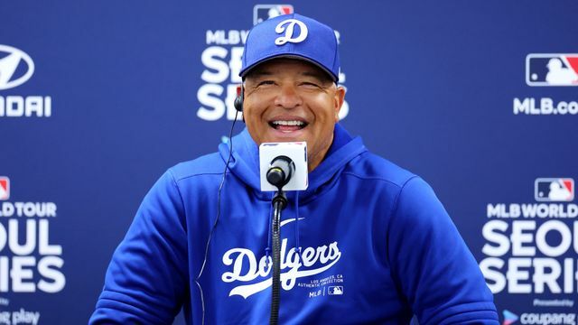 ドジャースのロバーツ監督(写真：西村尚己/アフロスポーツ)