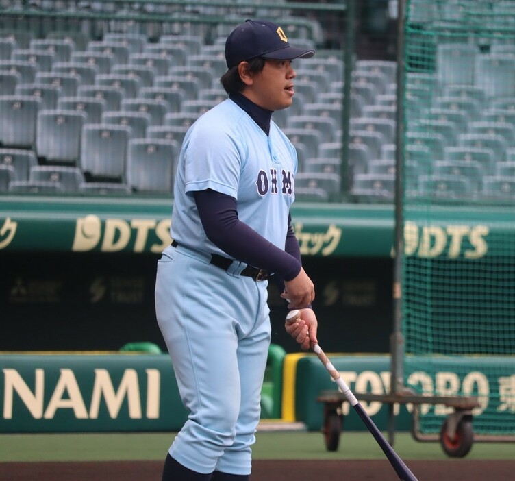 甲子園練習で選手らにノックする小森博之コーチ＝兵庫県西宮市の阪神甲子園球場で、菊池真由撮影