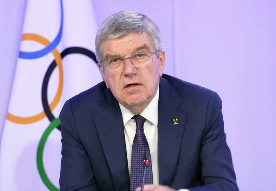 オンラインで取材に応じるIOCのバッハ会長＝6日（共同）