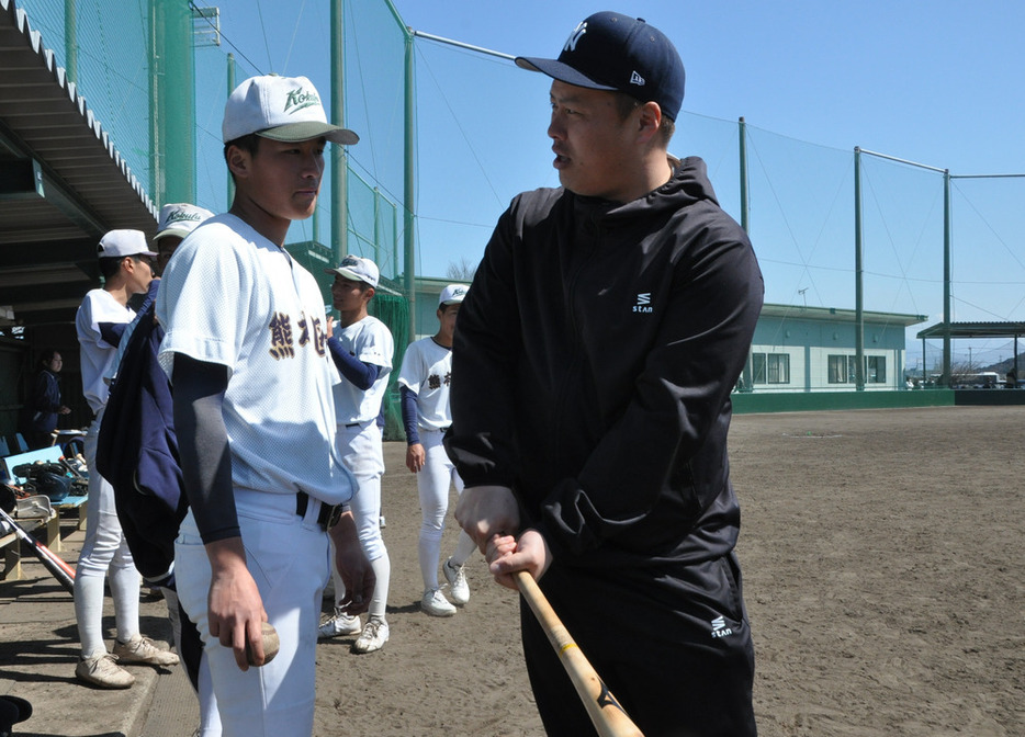 選手にアドバイスをする今村さん（右）