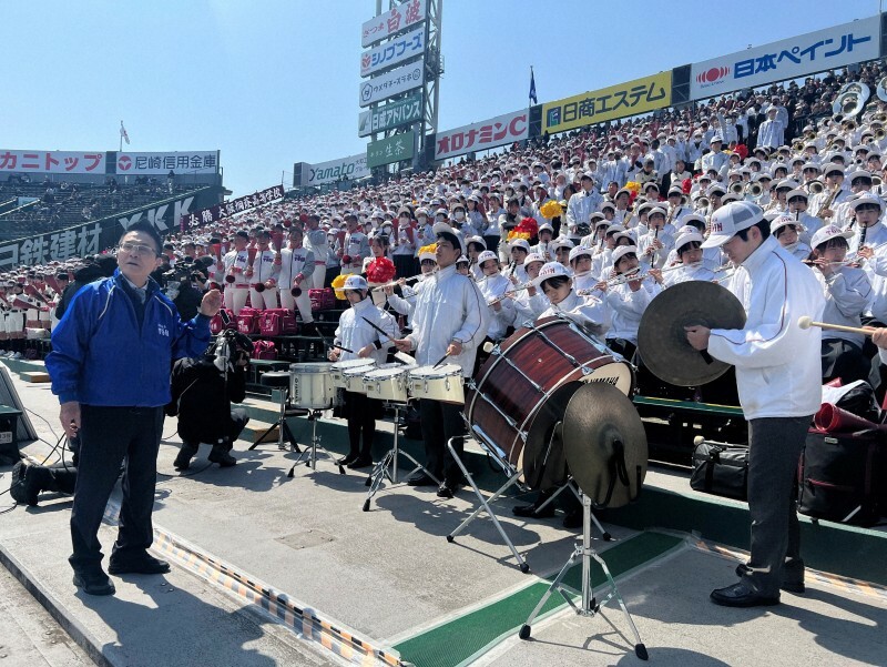 アルプススタンドの大阪桐蔭の吹奏楽部員ら＝兵庫県西宮市の阪神甲子園球場で2024年3月22日午後0時20分、磯貝映奈撮影