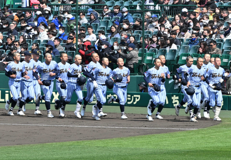 【宇治山田商―東海大福岡】試合に敗れ、アルプス席へあいさつに向かう東海大福岡の選手たち＝三浦研吾撮影