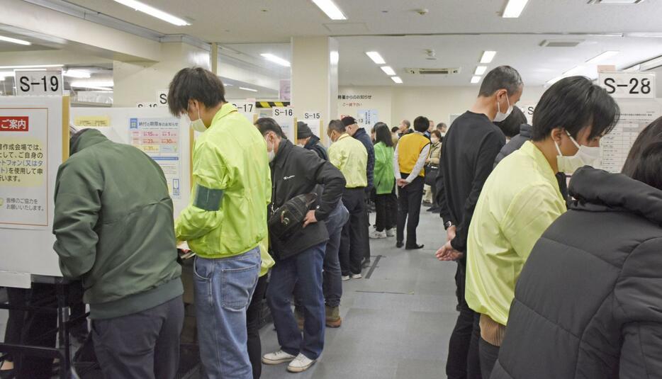 所得税の確定申告受け付けが始まり、混雑する品川税務署＝2月、東京都港区