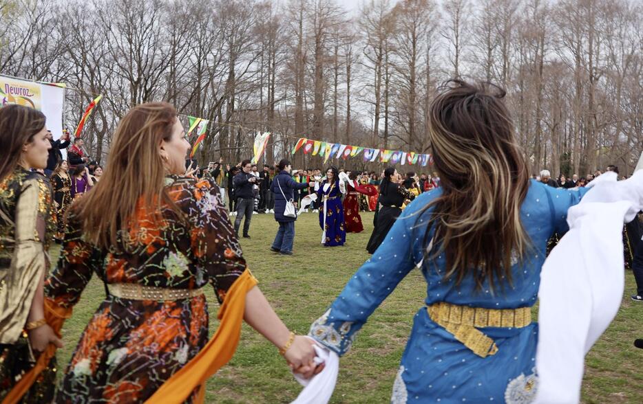 新春を祝う祭り「ネウロズ」で踊る在日クルド人ら＝20日午後、さいたま市