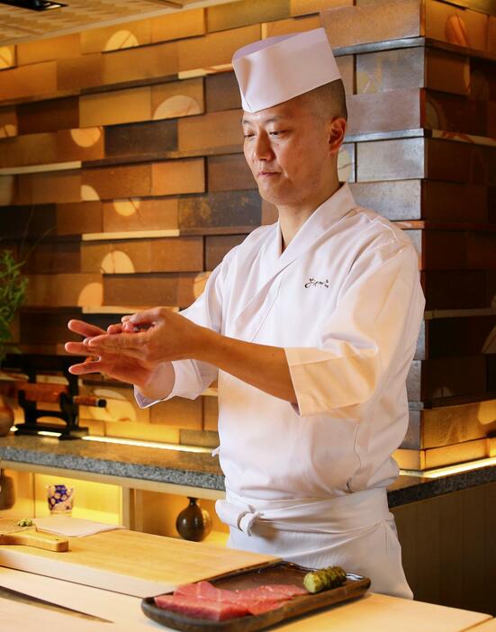 「銀座おのでら」の東京の高級店ですしを握る職人。海外店にも日本から職人を派遣する（ONODERA　フードサービス提供）