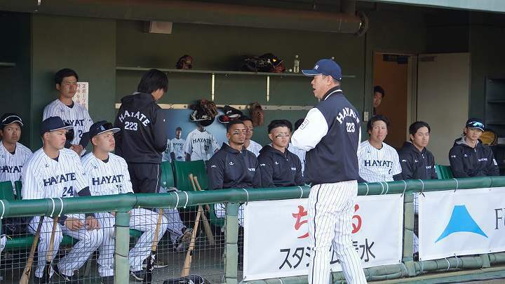 赤堀監督が試合後、選手たちの前でスピーチをする。写真：岩国誠