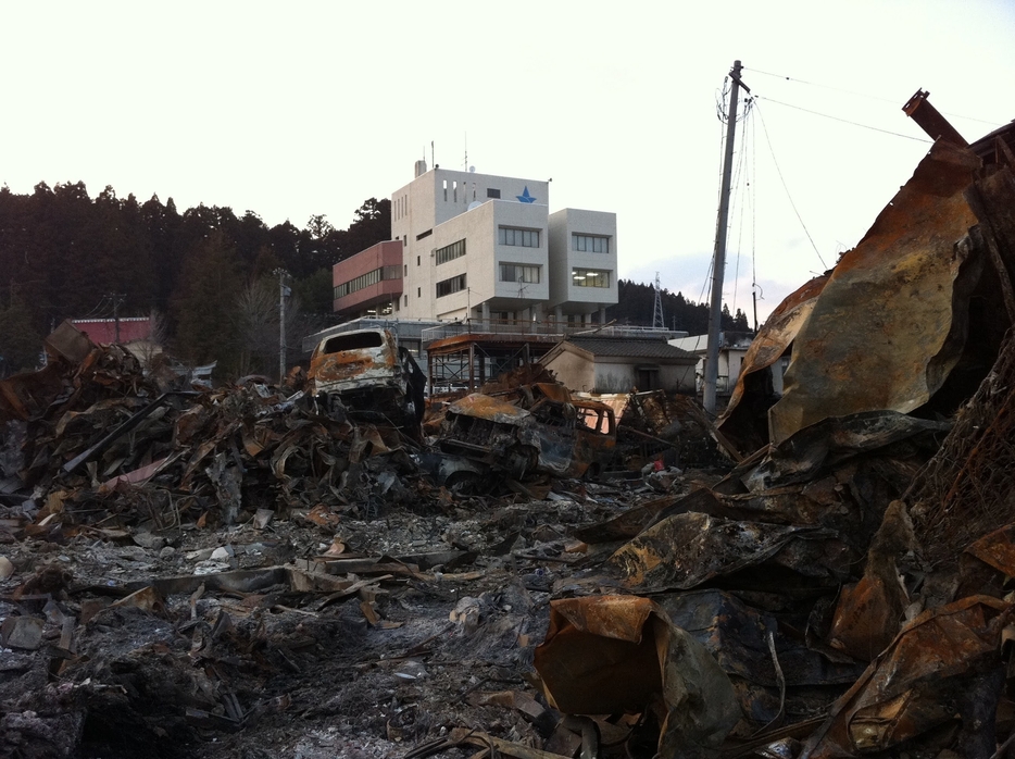 山田町の役場庁舎（中央の白い建物）＝2011年3月、海保さん提供