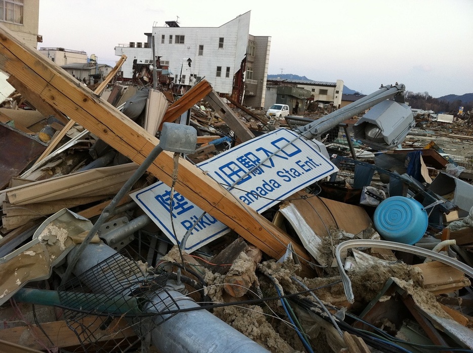 がれきが散乱する山田町＝2011年3月、海保さん提供