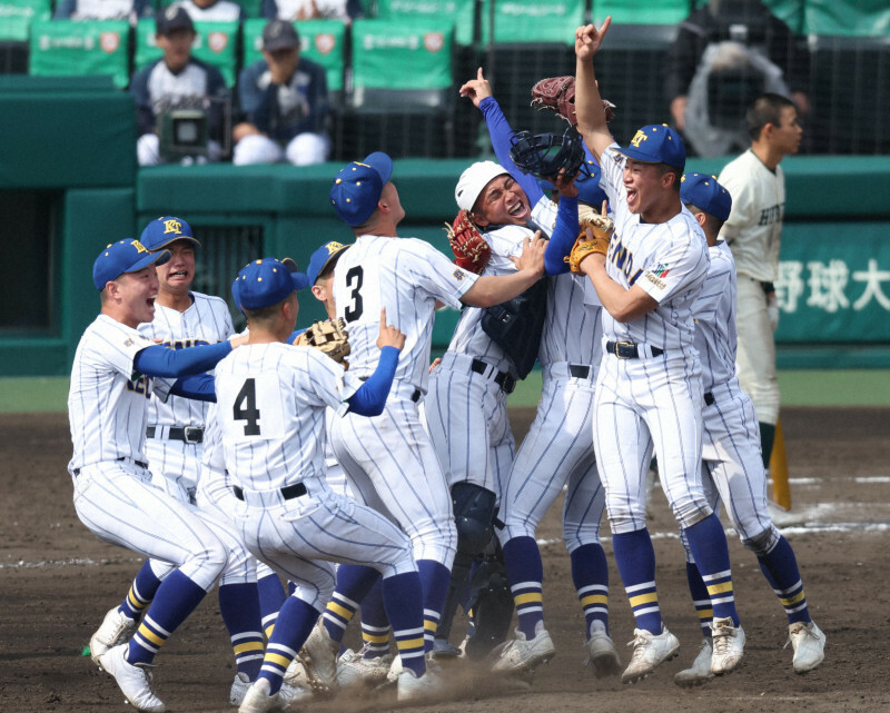 【報徳学園－健大高崎】優勝を決め喜ぶ健大高崎の選手たち＝阪神甲子園球場で2024年3月31日、喜屋武真之介撮影