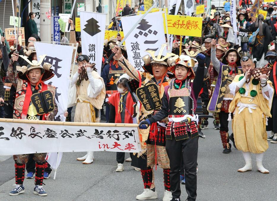 三好長慶をしのぶ武者行列を率いる（手前左から）三好正志さんと三好兼光さん＝2日午後、大阪府大東市