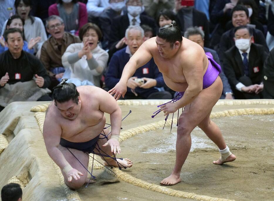 大相撲春場所千秋楽で尊富士（右）が押し倒しで豪ノ山を破り、110年ぶりとなる新入幕優勝を果たした＝24日、エディオンアリーナ大阪