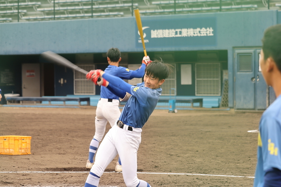 初戦に向けた練習でバットを力強く振る中央学院の選手ら＝大阪市此花区で２０２４年３月１９日、林帆南撮影