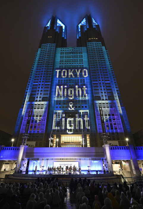 プロジェクションマッピング「TOKYO　Night＆Light」が始まり、彩られた東京都庁第1本庁舎。建物に映す最大の常設展示としてギネス世界記録に認定された＝2024年2月25日