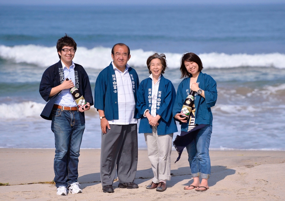 2014年7月、米国での日本酒造りを決意した冨沢一家（左から）長男守さん、周平さん、妻悦子さん、長女真理さん。悦子さんは現在日本で過ごす＝福島県いわき市