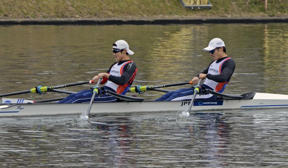 五輪予選出場権を獲得した男子軽量級ダブルスカルの宮浦真之（右）、古田直輝組＝戸田漕艇場