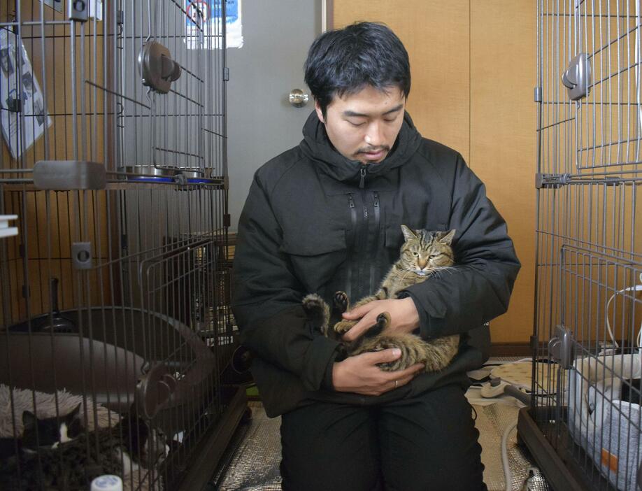 能登半島地震で家族とはぐれた猫を保護する活動を続ける桐本滉平さん＝2月、石川県輪島市