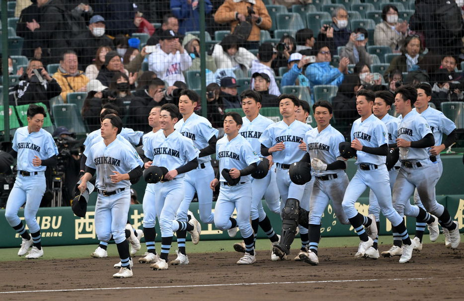 【学法石川―健大高崎】試合終了後、アルプス席の応援団にあいさつへ向かう学法石川の選手たち＝阪神甲子園球場で２０２４年３月１９日、山崎一輝撮影