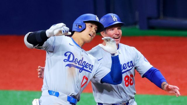 8回に今季初タイムリーヒットを放った大谷翔平選手(左)〈写真：西村尚己/アフロスポーツ〉