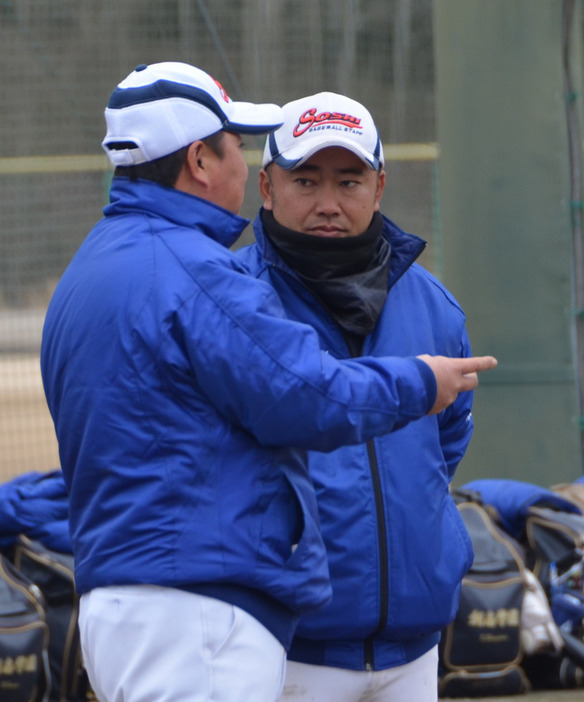 練習中に門馬敬治監督と話し込む大長秀行さん（右）＝岡山県赤磐市多賀の創志学園グラウンドで、平本泰章撮影