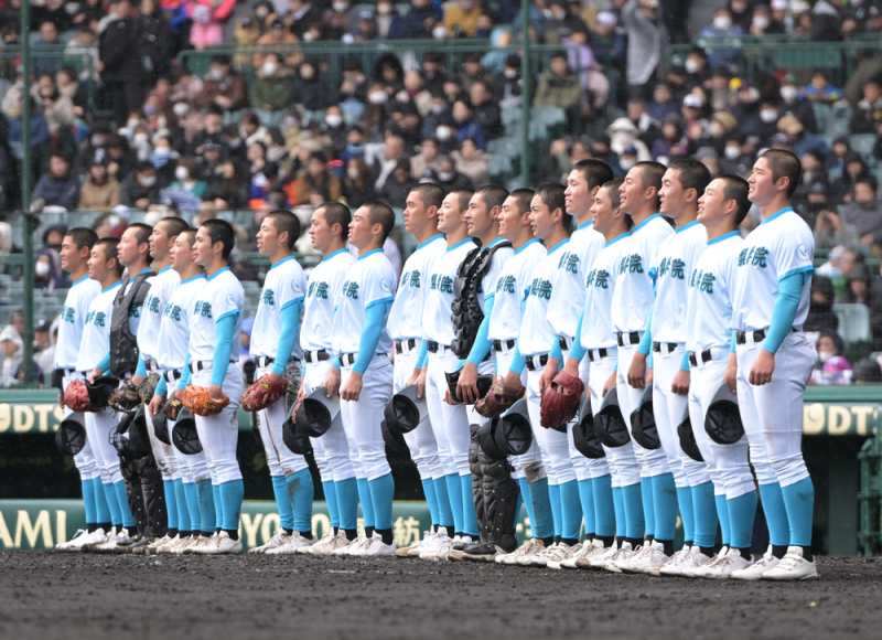 【京都外大西―山梨学院】試合に勝ち、校歌を歌う山梨学院の選手たち＝阪神甲子園球場で２０２４年３月２０日、山崎一輝撮影