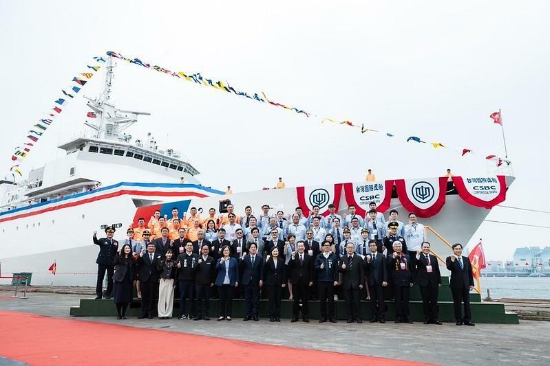 新造の国産巡視船を背にポーズを決める蔡英文総統（前列左から8人目）＝総統府提供