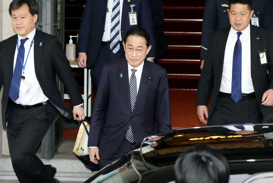 衆院政治倫理審査会を終え、国会を後にする岸田首相（中央）＝2月29日