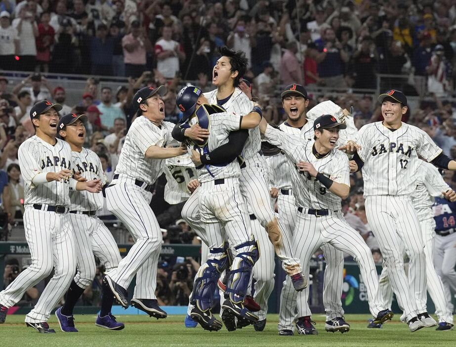 第5回WBCで優勝し大喜びの大谷翔平（中央）ら日本ナイン＝2023年3月、米マイアミ（共同）