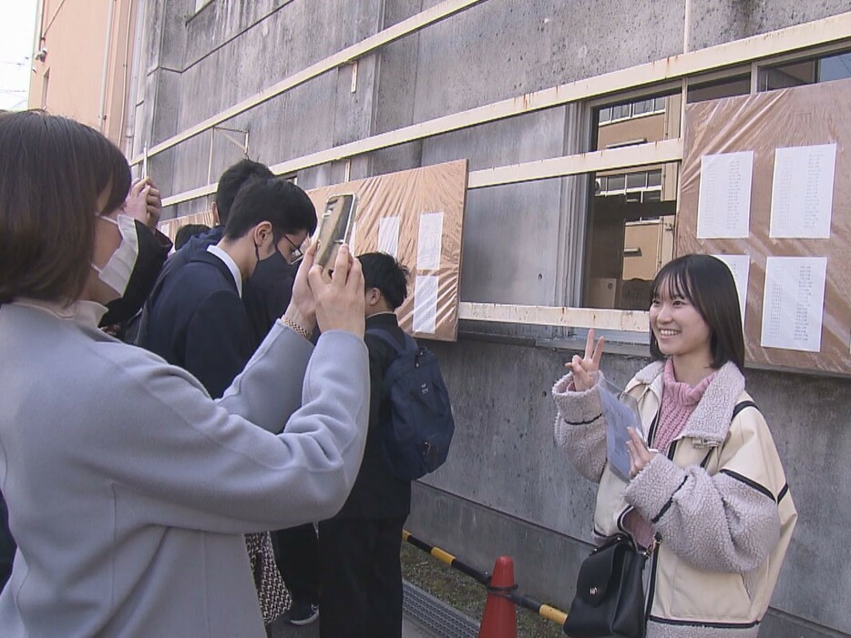 記念撮影をする受験生 名古屋市東区の明和高校 3月8日午前10時ごろ