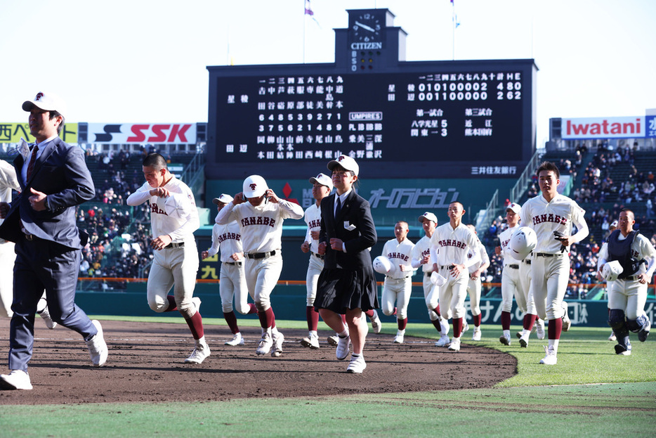 【星稜―田辺】試合に敗れ悔しそうな表情を見せる田辺の選手たち＝兵庫県西宮市の阪神甲子園球場で、滝川大貴撮影