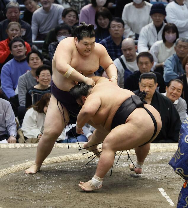 貴景勝（手前）が押し出しで王鵬を下す＝エディオンアリーナ大阪