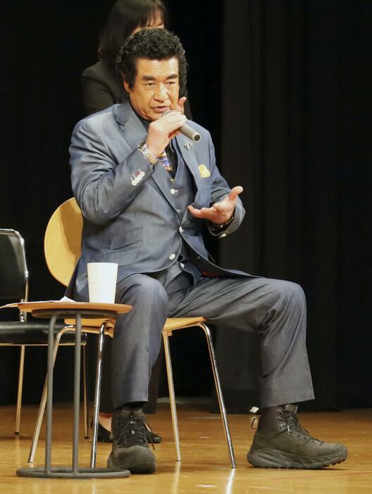 トークショーで霧島地域の魅力を語る俳優の藤岡弘氏＝17日午後、宮崎県えびの市