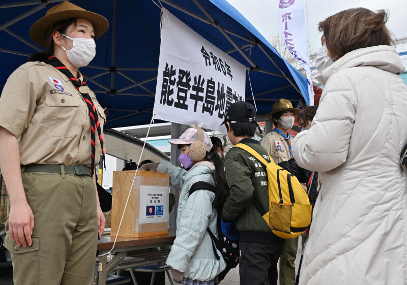 能登半島地震の被災者への募金に協力する人たち＝兵庫県西宮市で2024年3月18日午前8時13分、三浦研吾撮影