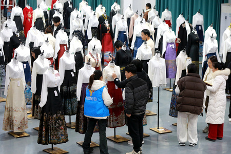 山東省草県の漢服基地で馬面裙を選ぶ客（2024年3月4日撮影、資料写真）。