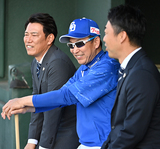 キャンプを視察に来た侍ジャパンの井端弘和監督[左]と吉見一起コーチと談笑。2人はチームOBでもある