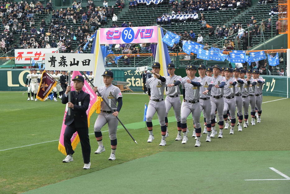 開会式で堂々と入場行進する青森山田の選手たち＝阪神甲子園球場で２０２４年３月１８日、山崎一輝撮影