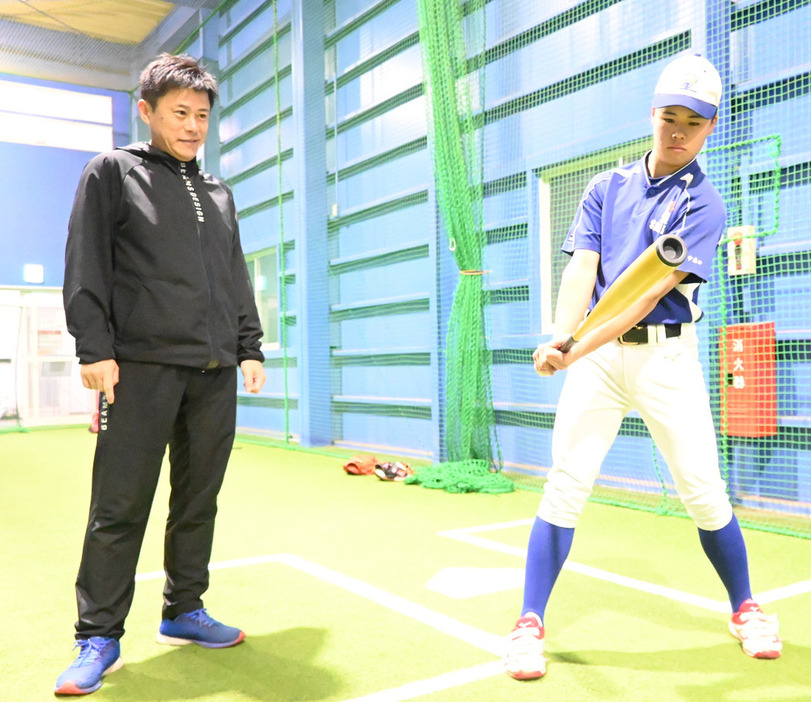 父・大悟さん（左）とともに打撃フォームを確認する中島幹大＝富山市のバッティングセンター「ビッグエッグ」で、青山郁子撮影