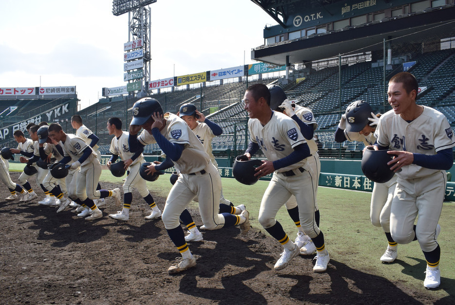 ５年ぶりに実施された甲子園練習。勢いよくグラウンドに飛び出す創志学園の選手たち＝兵庫県西宮市の阪神甲子園球場で２０２４年３月１３日、山口敬人撮影