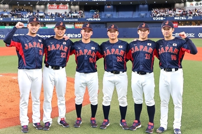 鮮やかなリレーで完全試合を達成した侍ジャパン６人衆（左から松山、渡辺、金丸、中村、隅田、種市）。写真：梅月智史（THE DIGEST写真部）