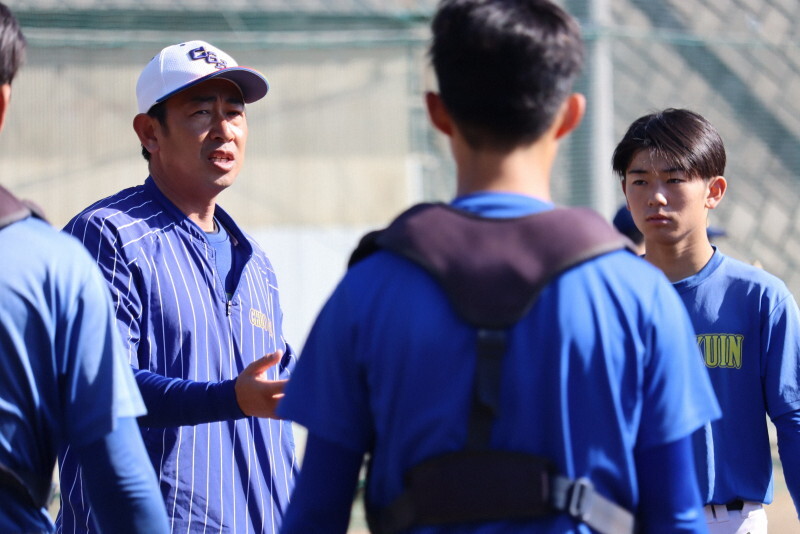 相馬幸樹監督（左）から指導を受ける野手たち＝我孫子市で