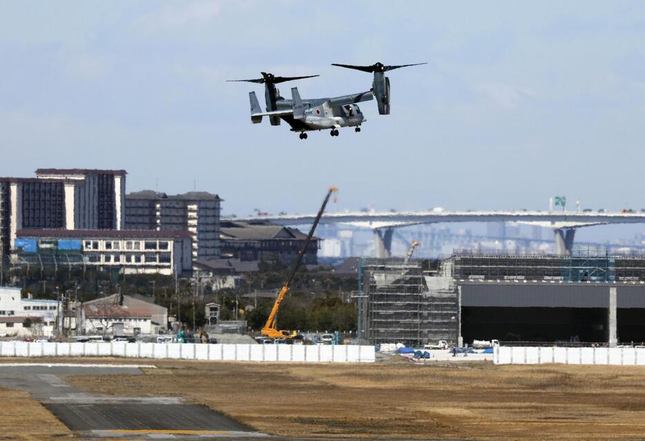 陸上自衛隊木更津駐屯地を離陸する輸送機V22オスプレイ＝21日午前、千葉県木更津市