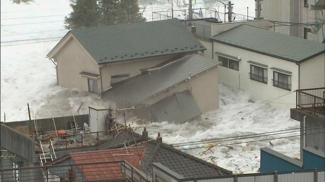 津波で流される家屋（岩手・釜石市　2011年3月11日）